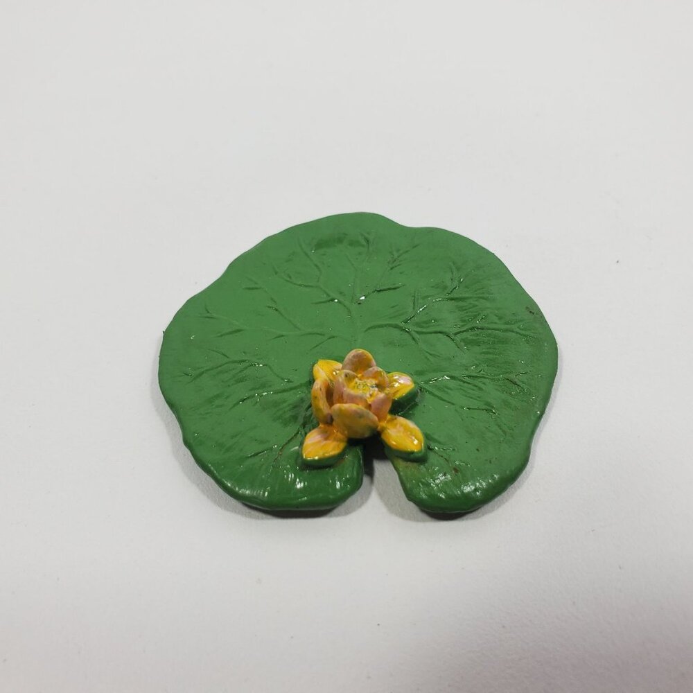 Safari Ltd Frogs And Lily Pad Mini Figures Lot 9 pc Colorful Plastic - Picture 10 of 16